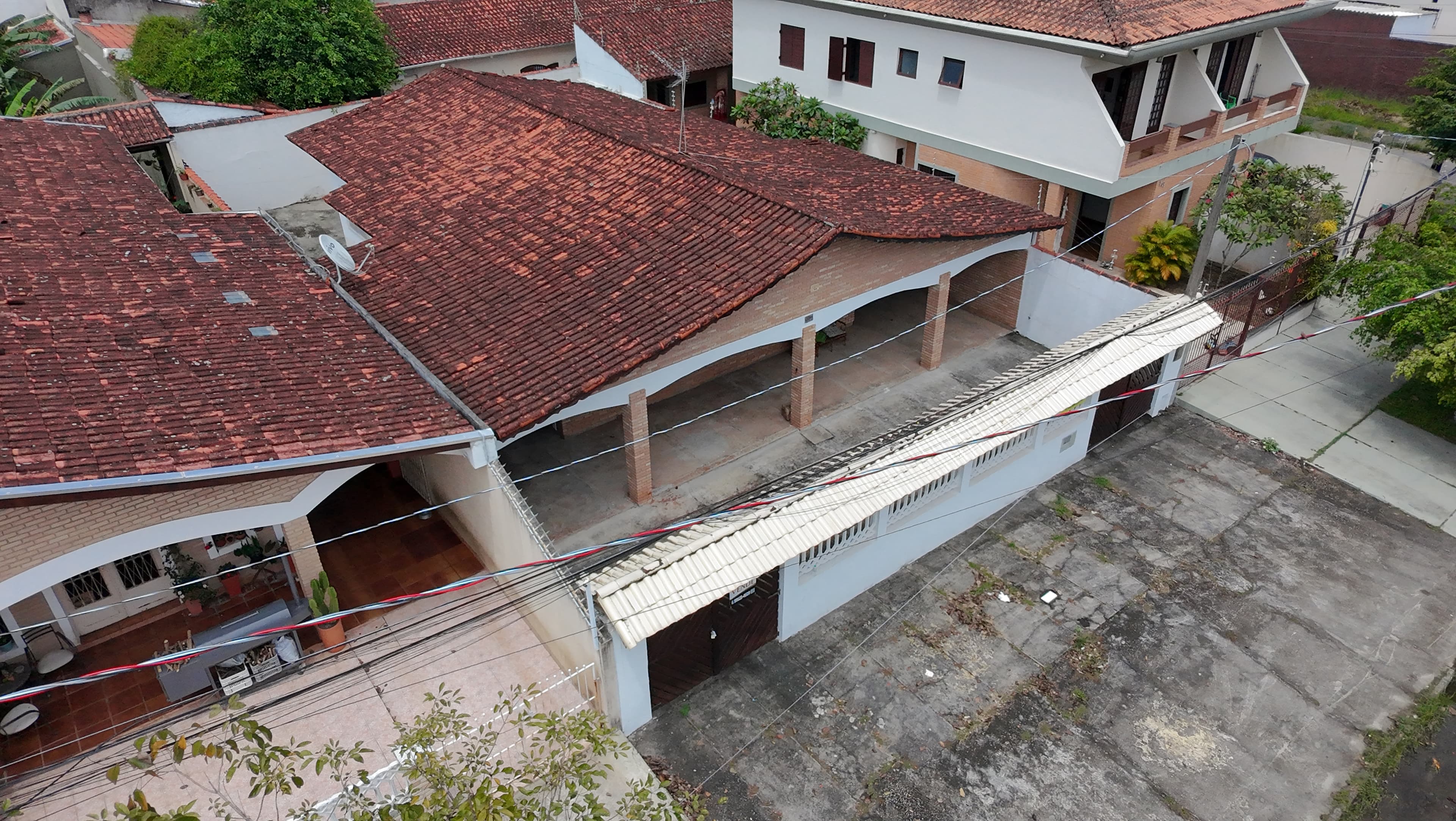 Casa térrea com telhado de cerâmica e garagem vista de cima